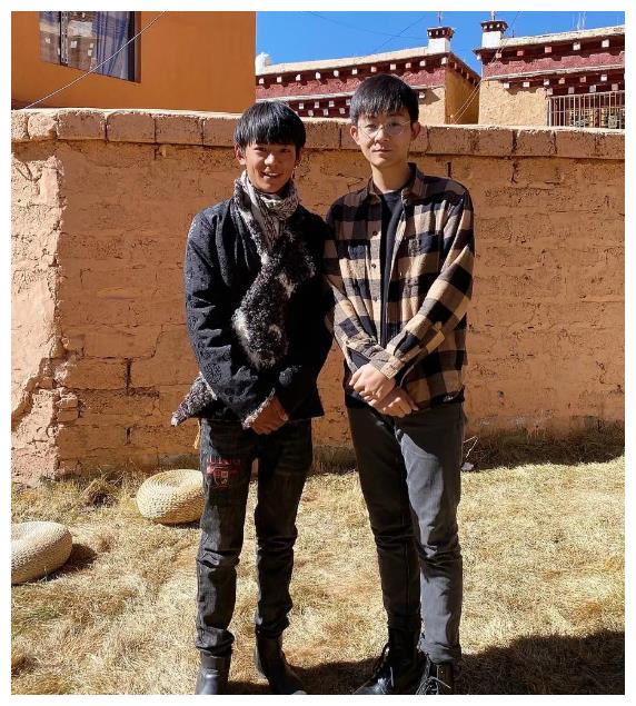 丁真生图曝光,皮肤黝黑个子矮引热议到底帅不帅|丁