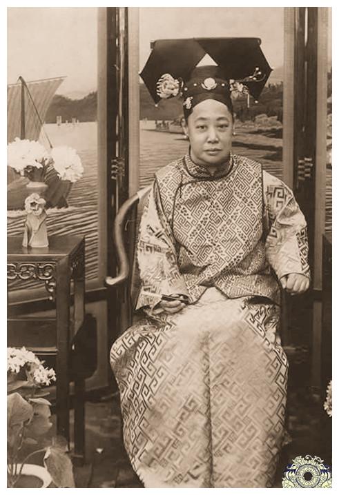 她是慈禧的弟副都统叶赫那拉·桂祥的女儿,名叫叶赫那拉·静芬,小名喜