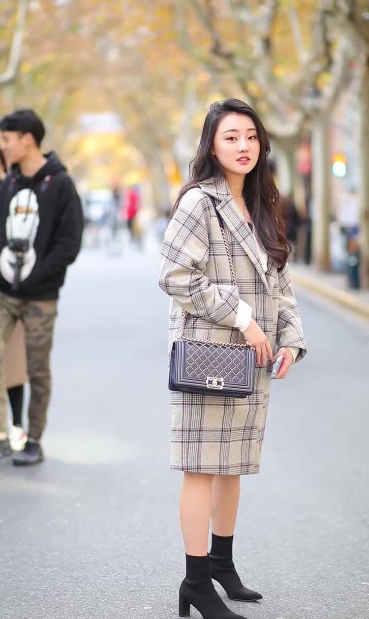 时尚街拍,听说这位姐姐来自无锡市,走路的样子很好看