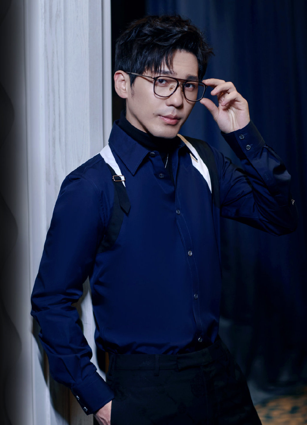 白宇身着拼接装饰衬衫,佩戴黑色框架眼镜亮相活动