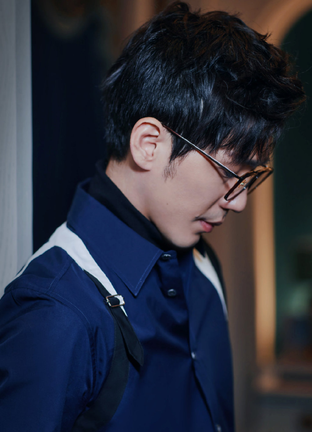 白宇身着拼接装饰衬衫,佩戴黑色框架眼镜亮相活动