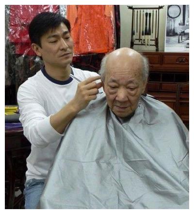 明星成名以前做过啥?刘德华理发师,张柏芝装修工,他做的最辛苦