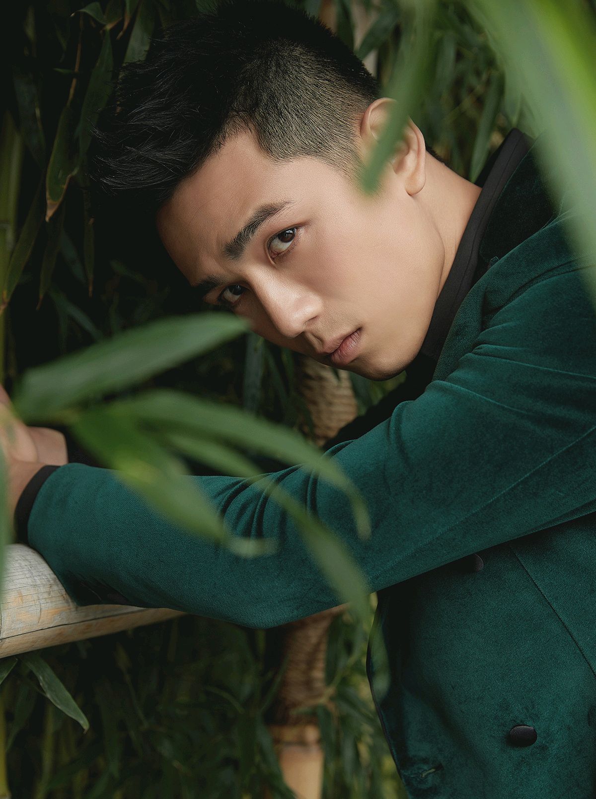 利晴天出席北京活动,一席墨绿色绒面西装,优雅帅气