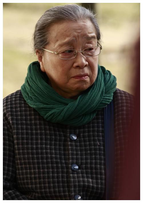 同为82岁,一位"丑娘"晚年凄凉,一位"心狠手辣"却被人尊敬