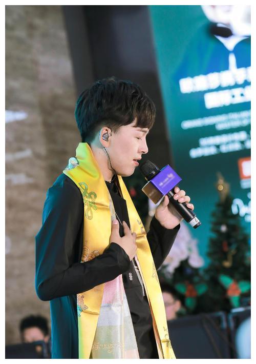 丹增尼玛现身武汉,为新一季《中国好声音》选手助力,太温暖了