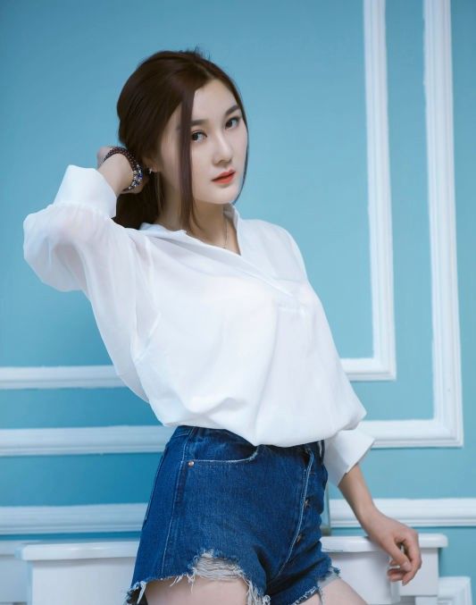 演员徐媛媛写真才貌俱佳时尚清新自然