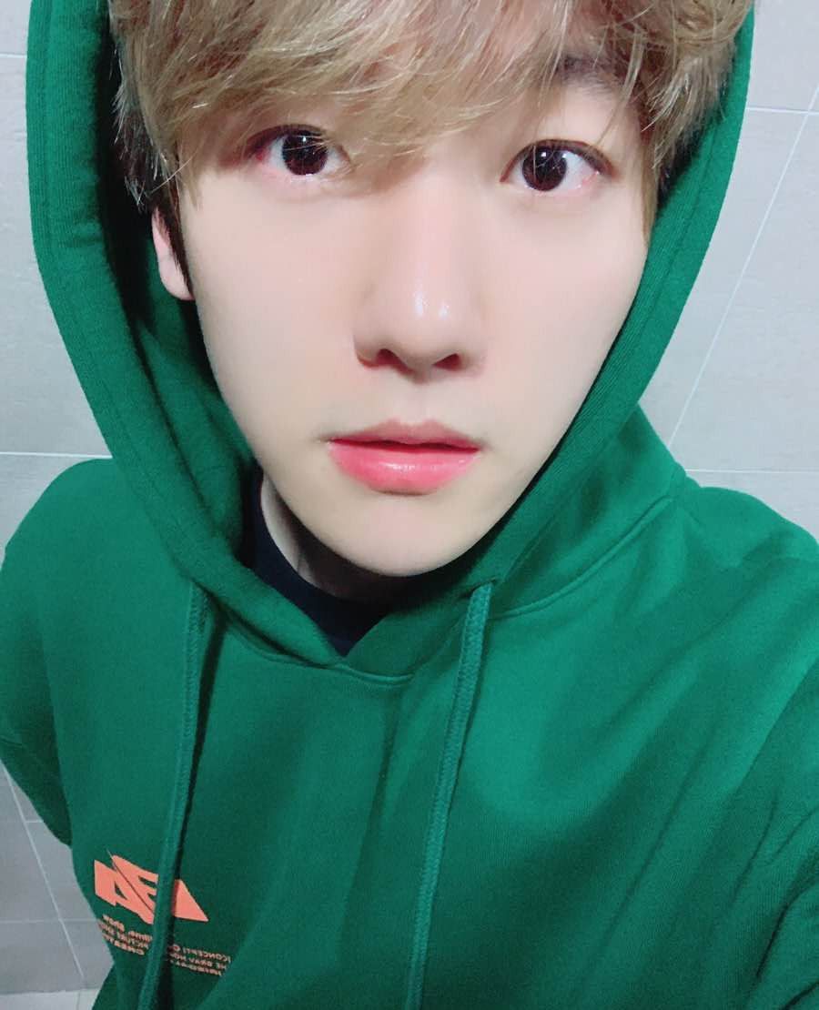 边伯贤的眼睛里是有星星吗?这完美的五官真让人无法自拔!