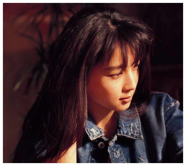 她是颜值极高的女歌手, 一首歌火了27年, 现在歌曲被写进教科书