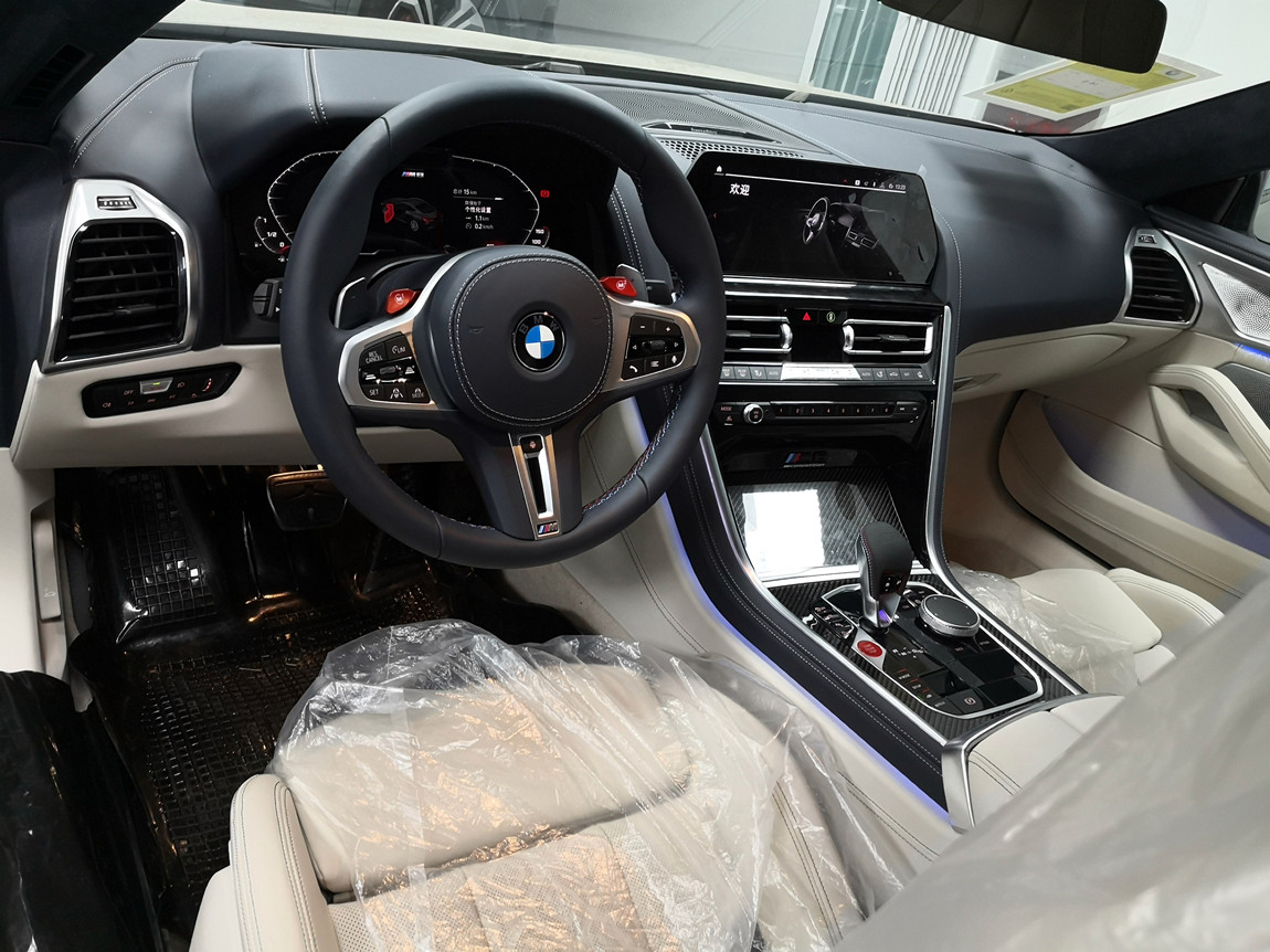 宝马m8 雷霆版 磨砂暗夜银/象牙白/暗夜蓝