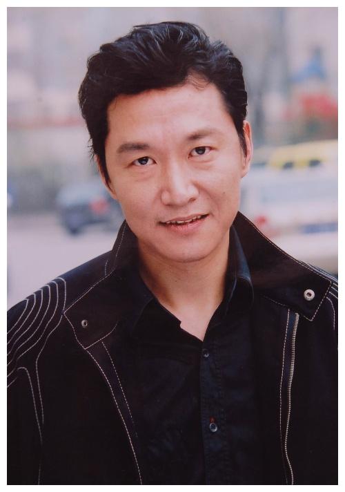 同是出演黑帮老大, 一个身价过亿成男神,一个却落魄无人识