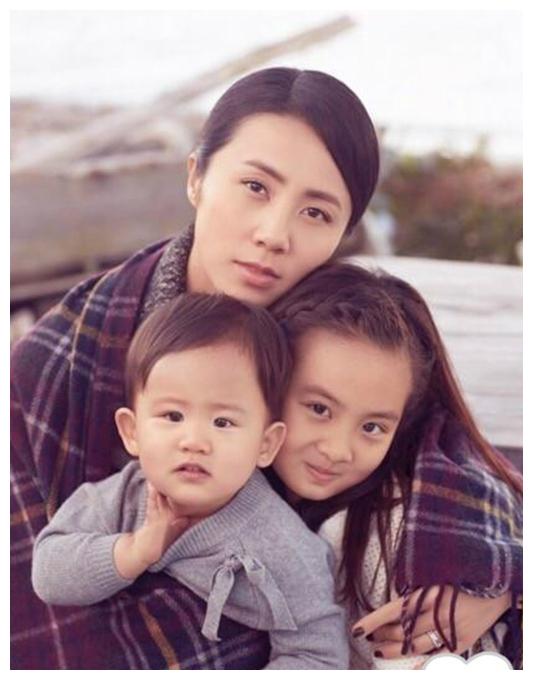 黄磊儿子侧脸罕见曝光小圆脸可爱憨厚笑起来萌化众人