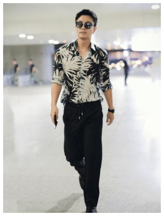 贾乃亮单身后焕发第二春，穿花哨衬衫变帅小伙，37岁看起来像20多休闲区蓝鸢梦想 - Www.slyday.coM