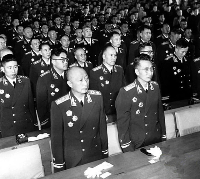 1955年首次授衔有四位将军不满他们是谁最终为何接受