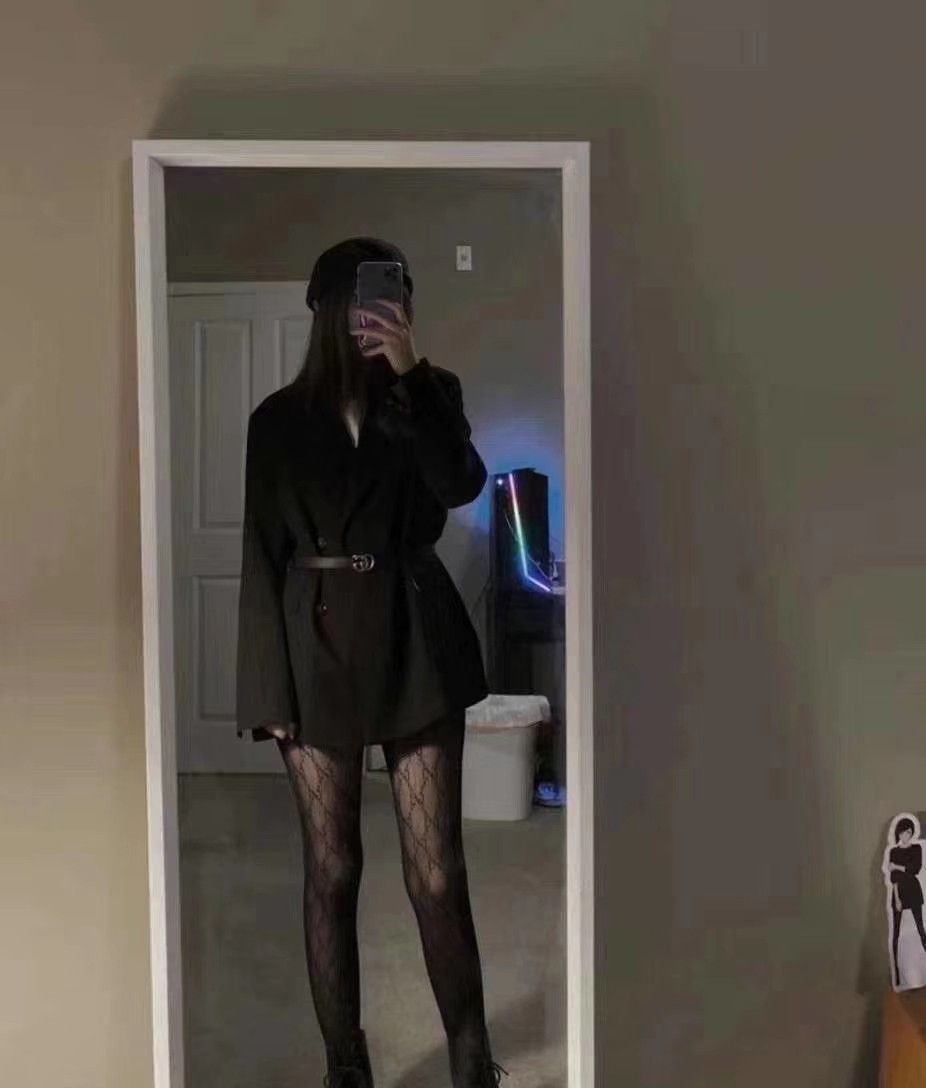 盘点穿短裙丝袜穿搭对镜自拍的妹子小姐姐