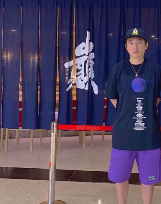 王思聪现身酒吧过年旁边多位美女围绕大口吃东西与对方无交流