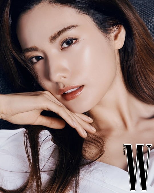 韩国女艺人nana登最新《w》杂志拍美妆写真__财经头条