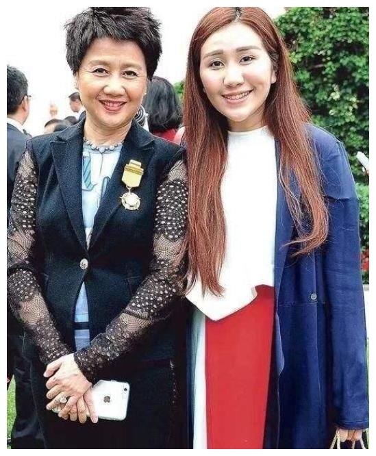 四姨太的传奇人生29岁嫁68岁赌王独享赌王30年她靠的是什么