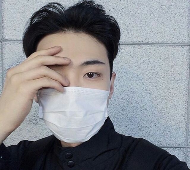 组图:可爱帅气的阳光男孩,爱自拍,爱耍酷打着耳钉的00后弟弟!