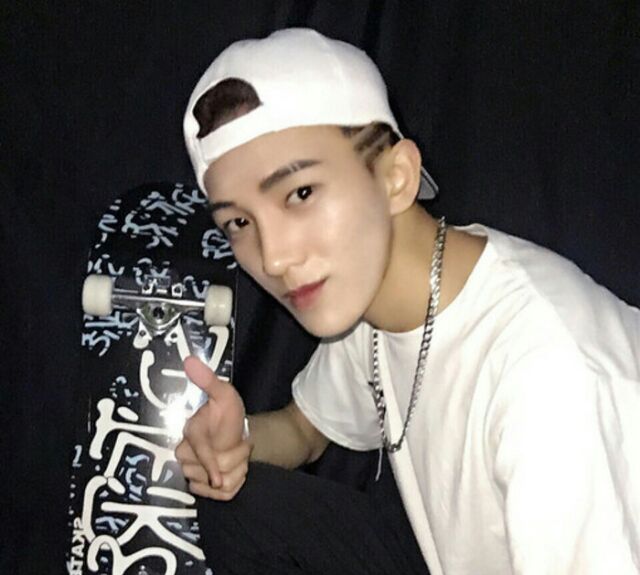 组图:可爱帅气的阳光男孩,爱自拍,爱耍酷打着耳钉的00后弟弟!