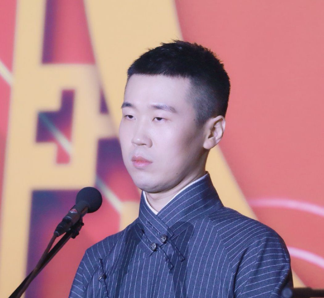 九辫儿灰底横白条纹大褂