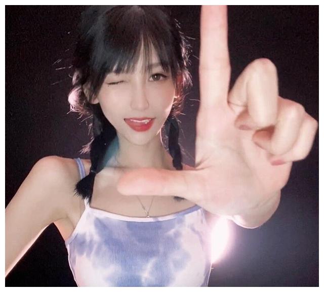 斗鱼叶知秋cos圣诞少女,造型太老像大妈,连铁粉都劝