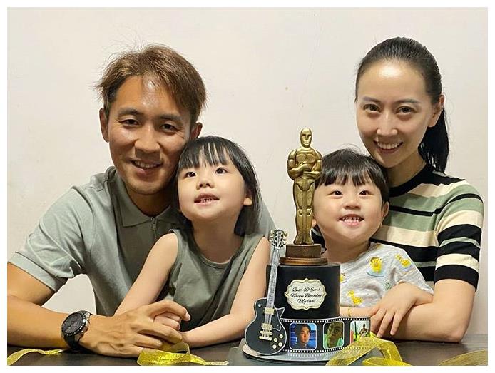 狄龙40岁儿子晒与爱妻合照,结婚5年零绯闻,顾家宠妻不输老爸