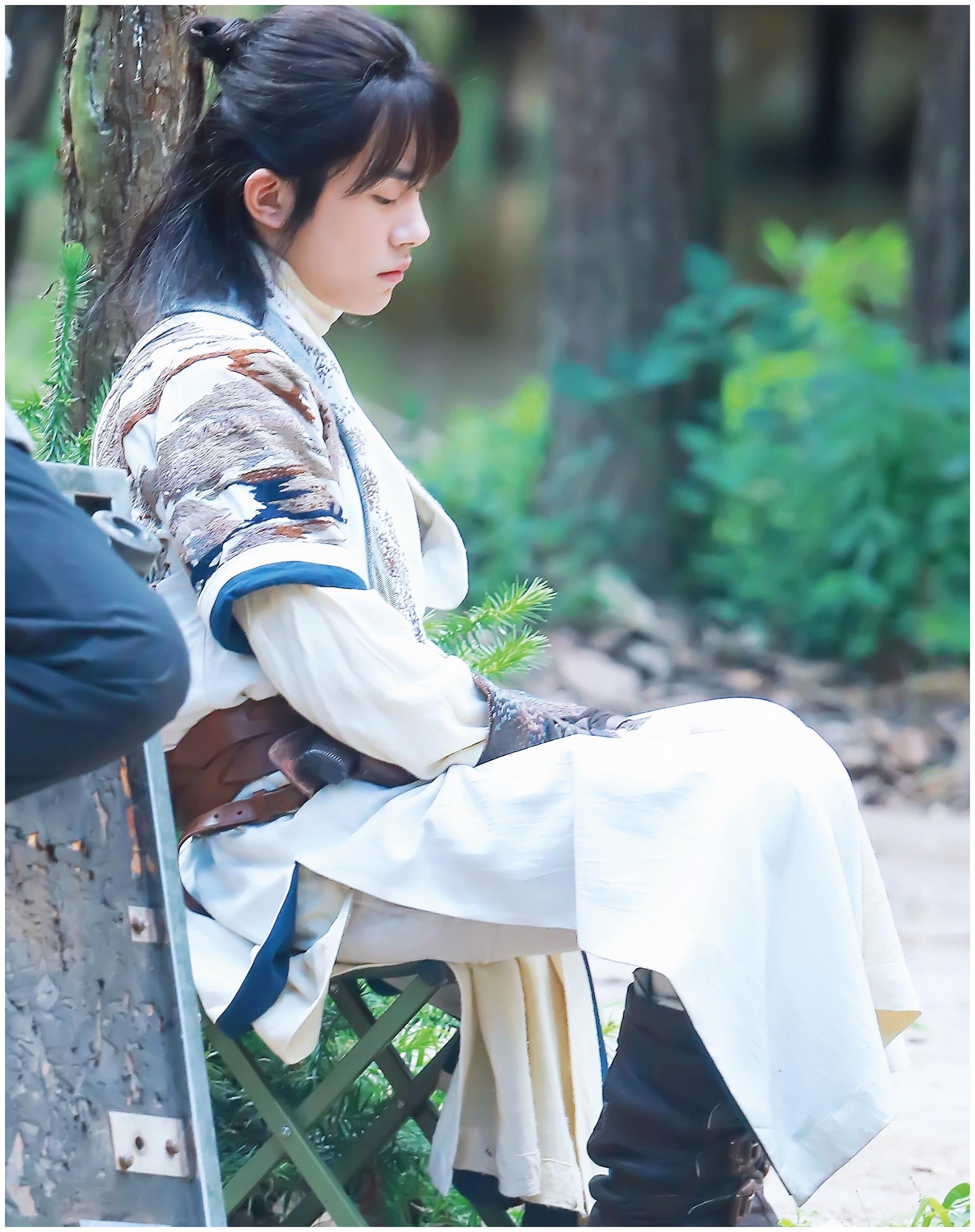 易烊千玺梳"妹妹头",没想到长相英气男孩子,也可以这么娇俏