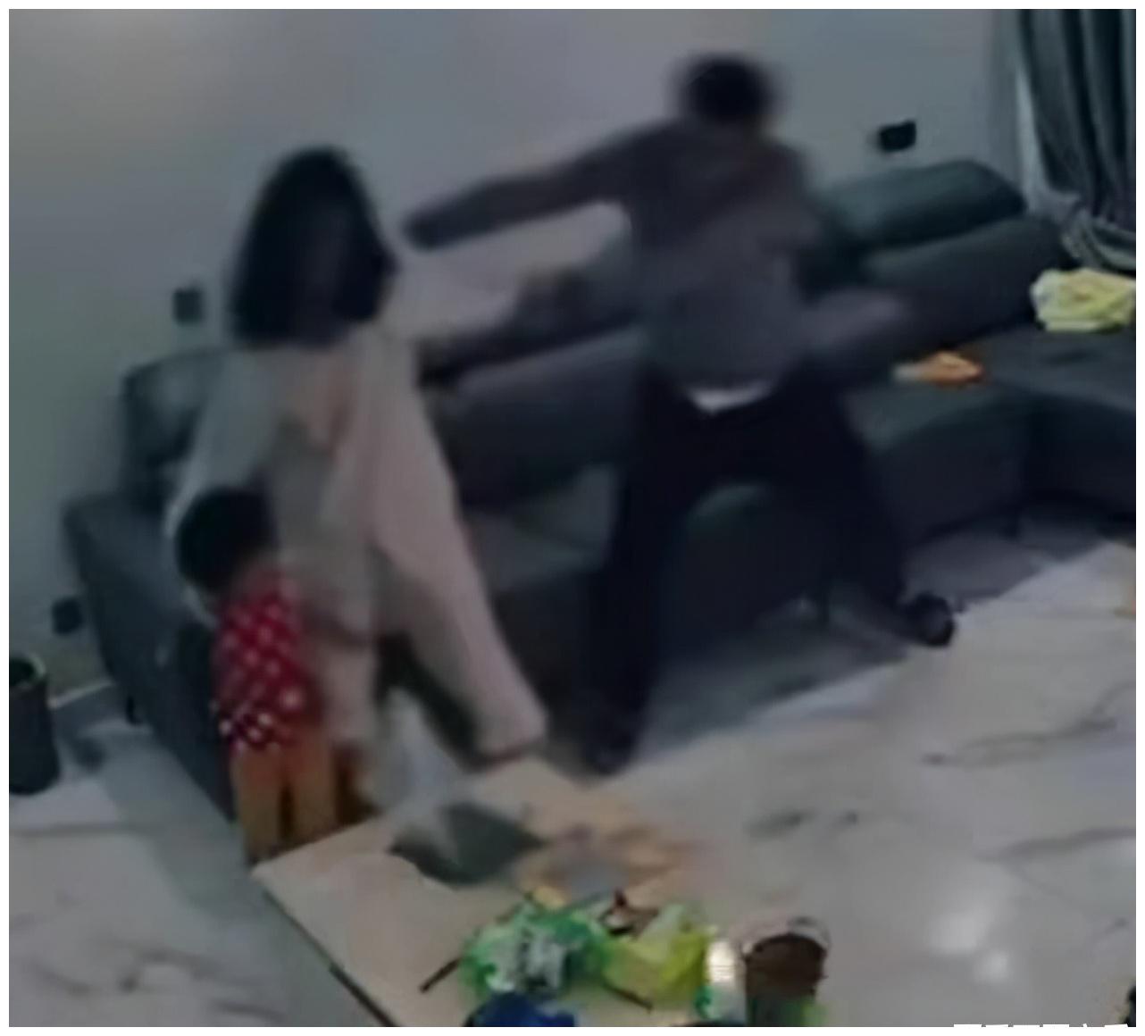 下嫁需谨慎：做高管后看不上妻子，竟当孩子面家暴，婆婆冷眼旁观休闲区蓝鸢梦想 - Www.slyday.coM