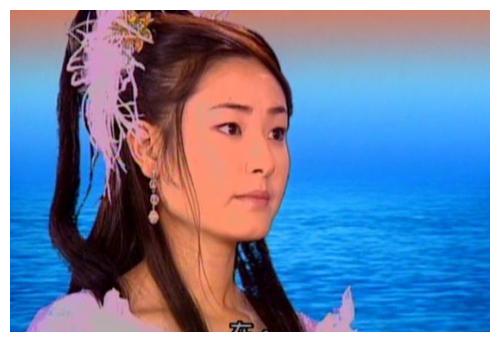 《玉帝传奇》中王紫菲扮演凌波仙子,她不仅头上别着一片片的白色羽毛