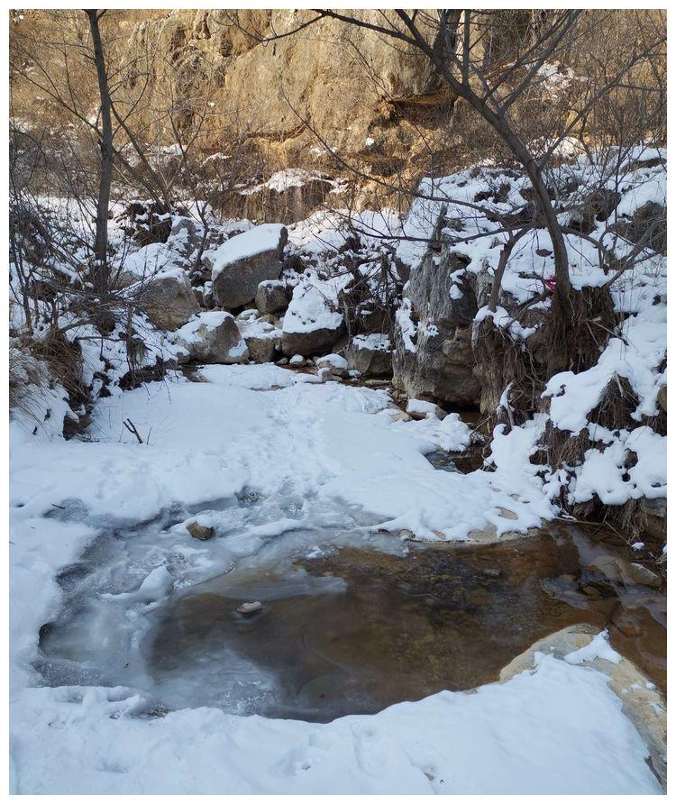 1月2日有网友探秘临朐的这条深沟看到了满山遍野的冰瀑