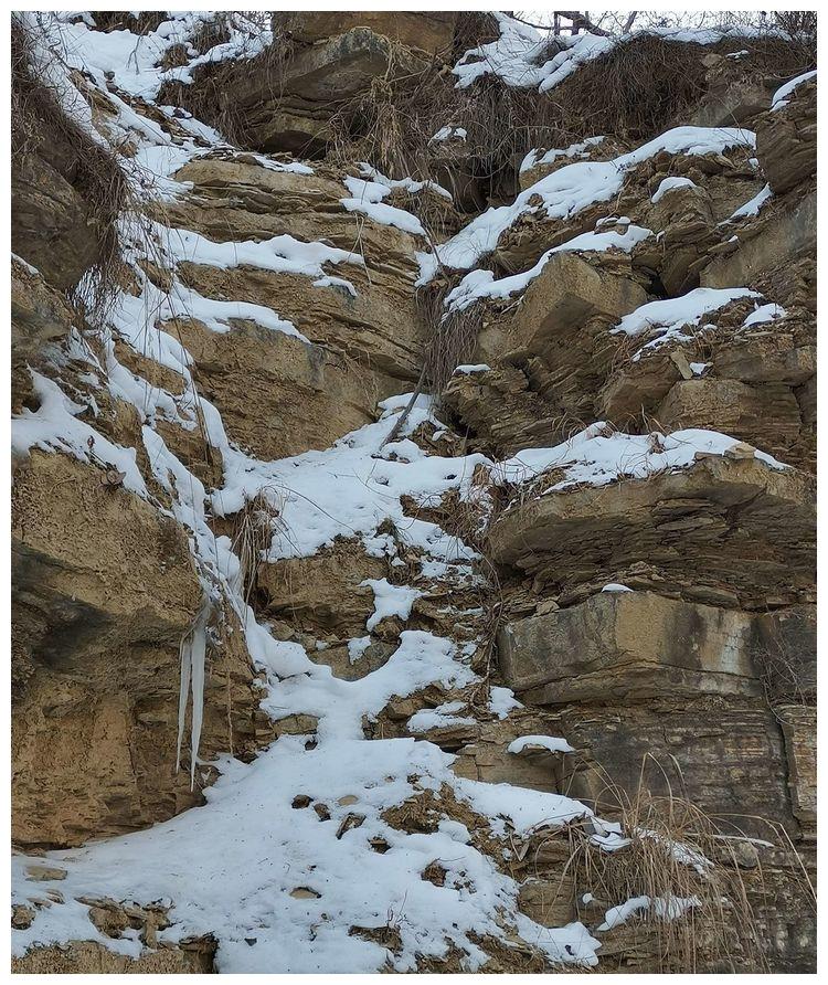 1月2日有网友探秘临朐的这条深沟看到了满山遍野的冰瀑