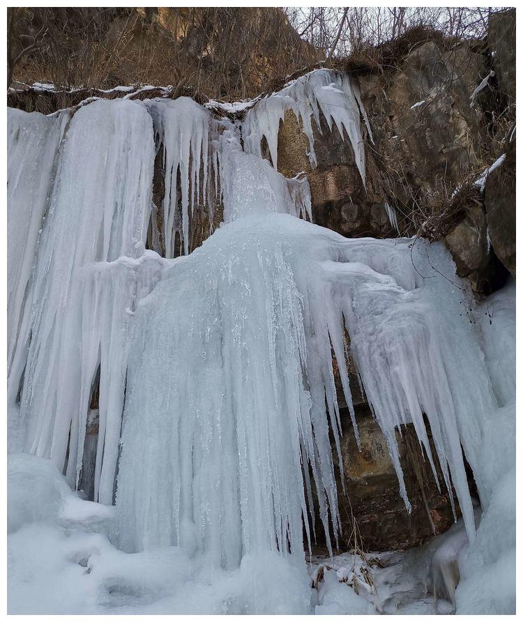 1月2日有网友探秘临朐的这条深沟看到了满山遍野的冰瀑