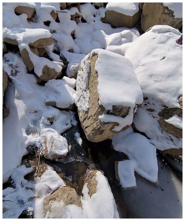 1月2日有网友探秘临朐的这条深沟看到了满山遍野的冰瀑