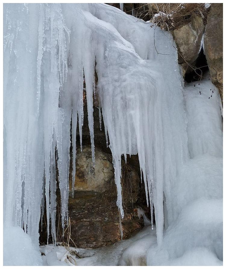 1月2日有网友探秘临朐的这条深沟看到了满山遍野的冰瀑