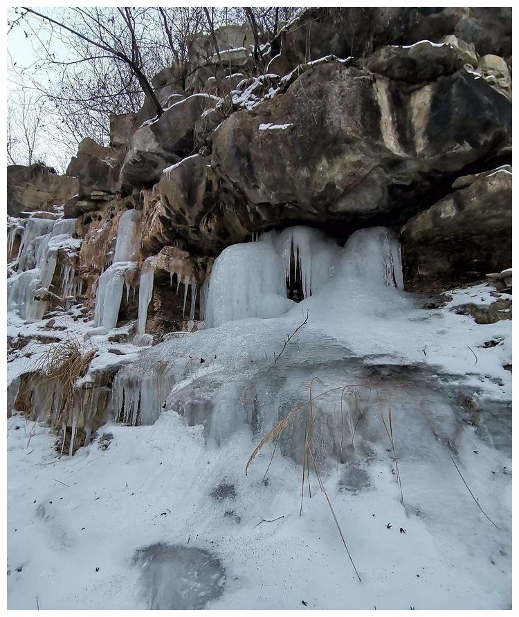 1月2日有网友探秘临朐的这条深沟看到了满山遍野的冰瀑