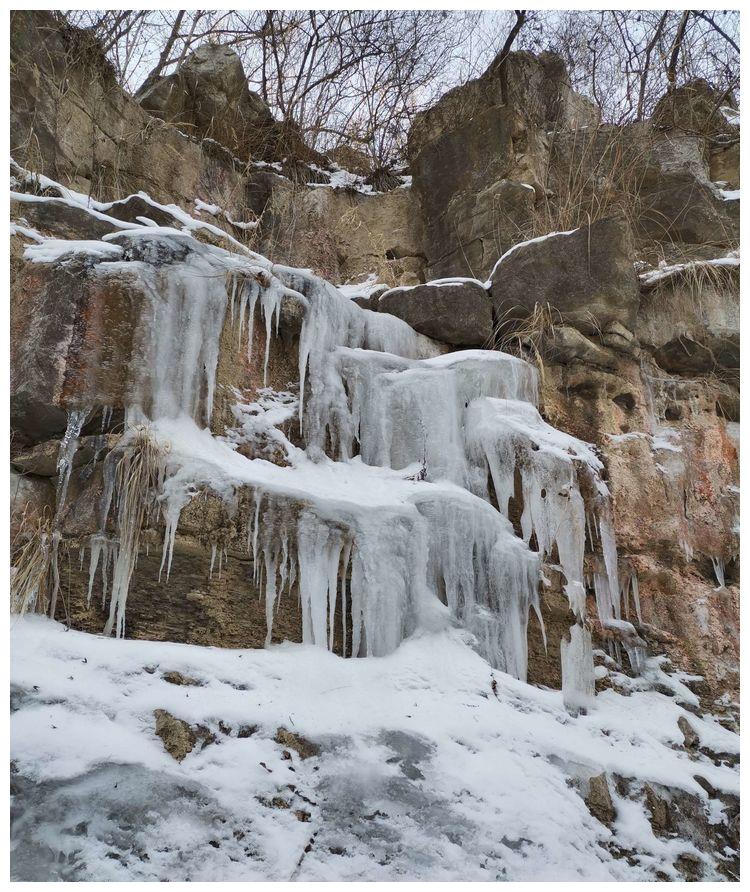 1月2日有网友探秘临朐的这条深沟看到了满山遍野的冰瀑