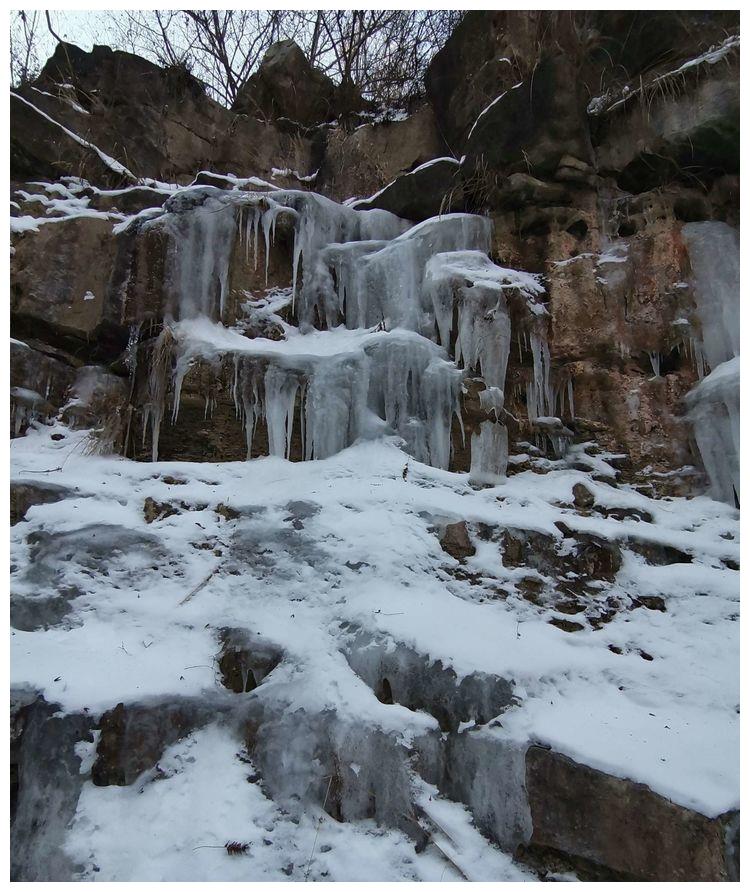 1月2日有网友探秘临朐的这条深沟看到了满山遍野的冰瀑