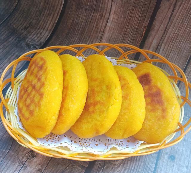 玉米面用开水一烫在用筷子一搅做出来的菜饼子馅大皮薄