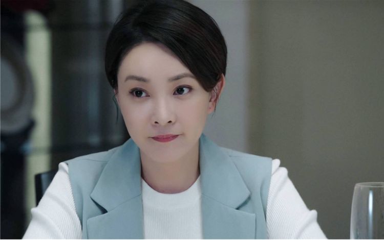 曾是"央视才女",张嘉译被迫与她离婚,今嫁豪门成阔太太!