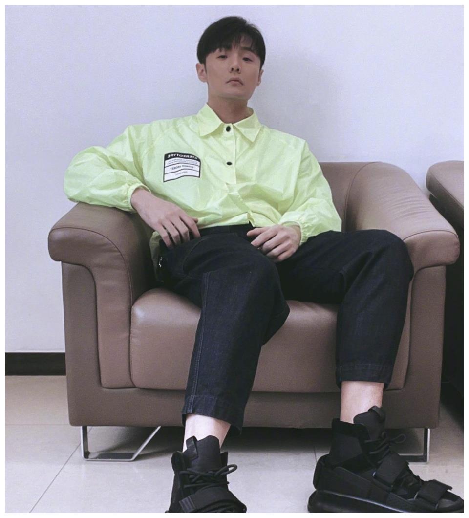 李荣浩现身长沙机场,白衬衫绿短裤潇洒帅气,腿上的疤痕好明显