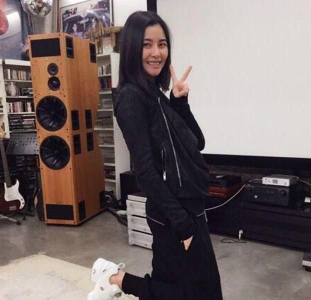 带你看看郑伊健住的豪宅，第一次见卧室这么装，看起来很过时休闲区蓝鸢梦想 - Www.slyday.coM