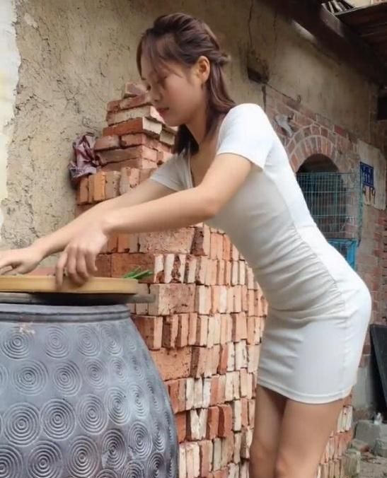 肤白貌美的农村小媳妇,一身白色紧身连衣裙,漂亮又能干!