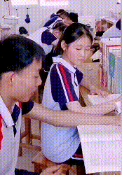 “逛街时女友偷看别人，男友发现后做法太有意思了”哈哈哈休闲区蓝鸢梦想 - Www.slyday.coM