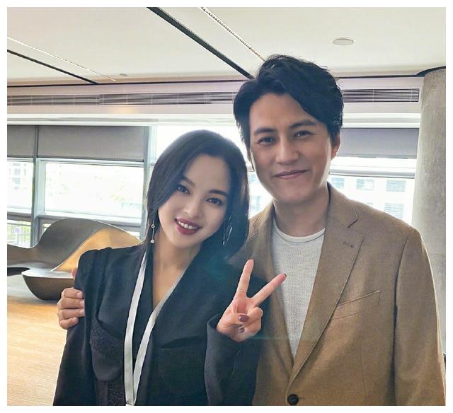 靳东新情况甜蜜紧搂辛芷蕾晒照网友老婆吃醋吗