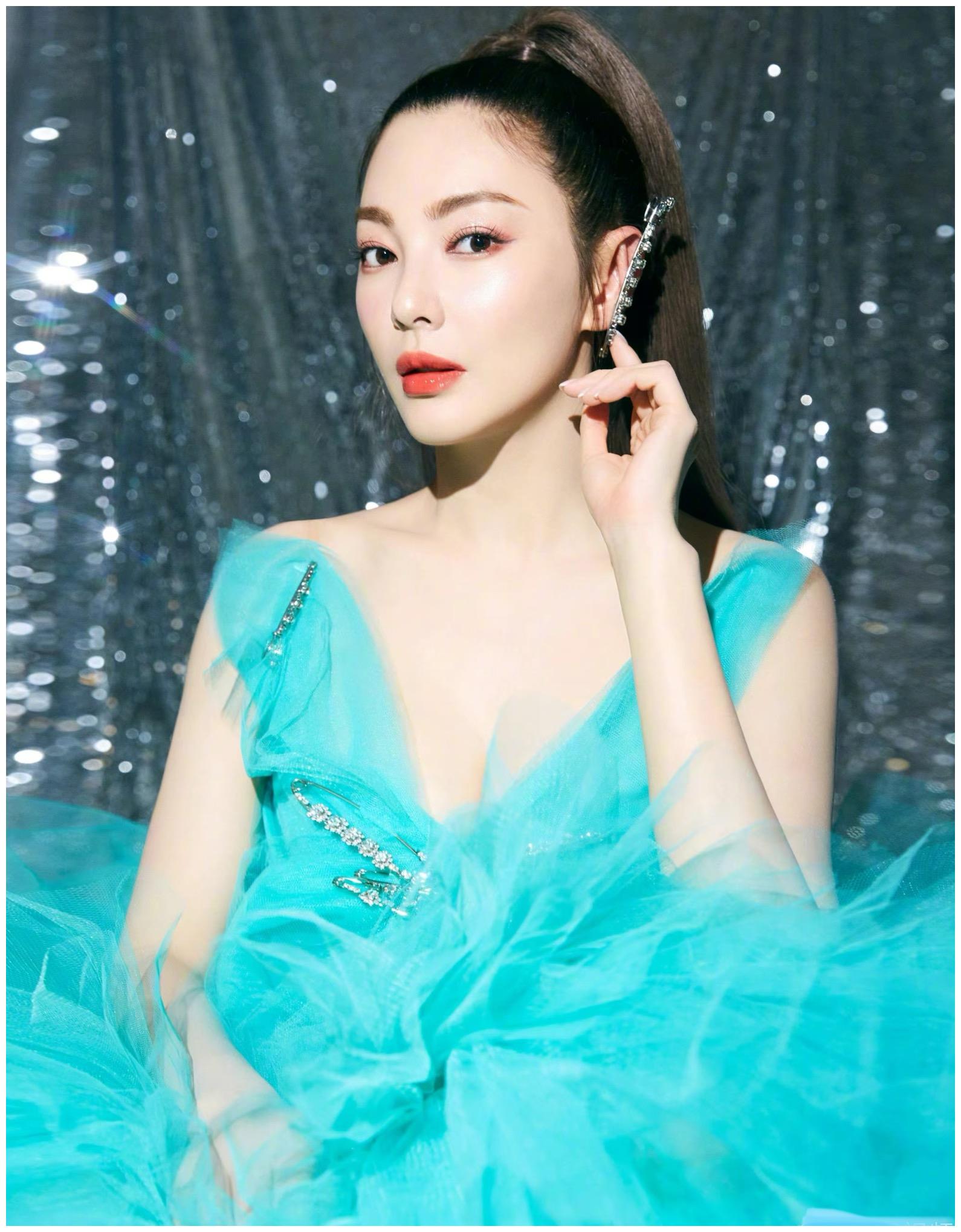 杨幂张雨绮胡杏儿等女明星靓丽亮相时尚先生盛典星光熠熠