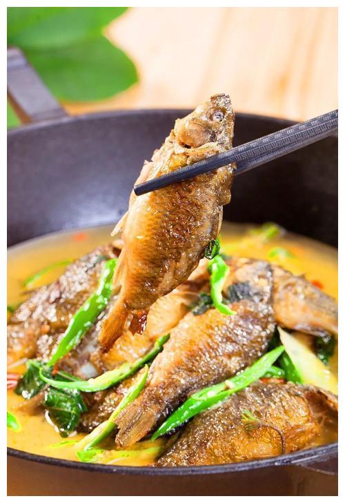 蚝油15克,料酒5克,豆豉1小勺,蒜末1小勺,姜片3片做法:1,禾花鱼买回来