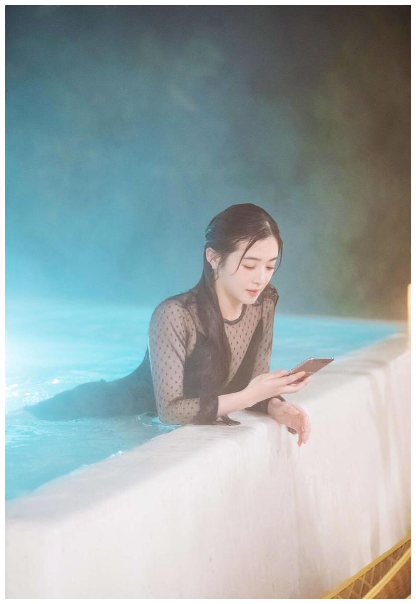 31岁张含韵泳池照曝光,身着黑色薄纱泳衣,神情自然