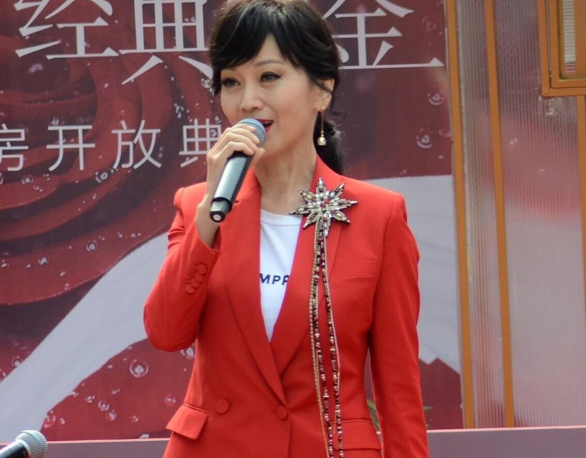 65岁赵雅芝身姿太挺拔了穿红色西装配喇叭裤亮相美得太出众