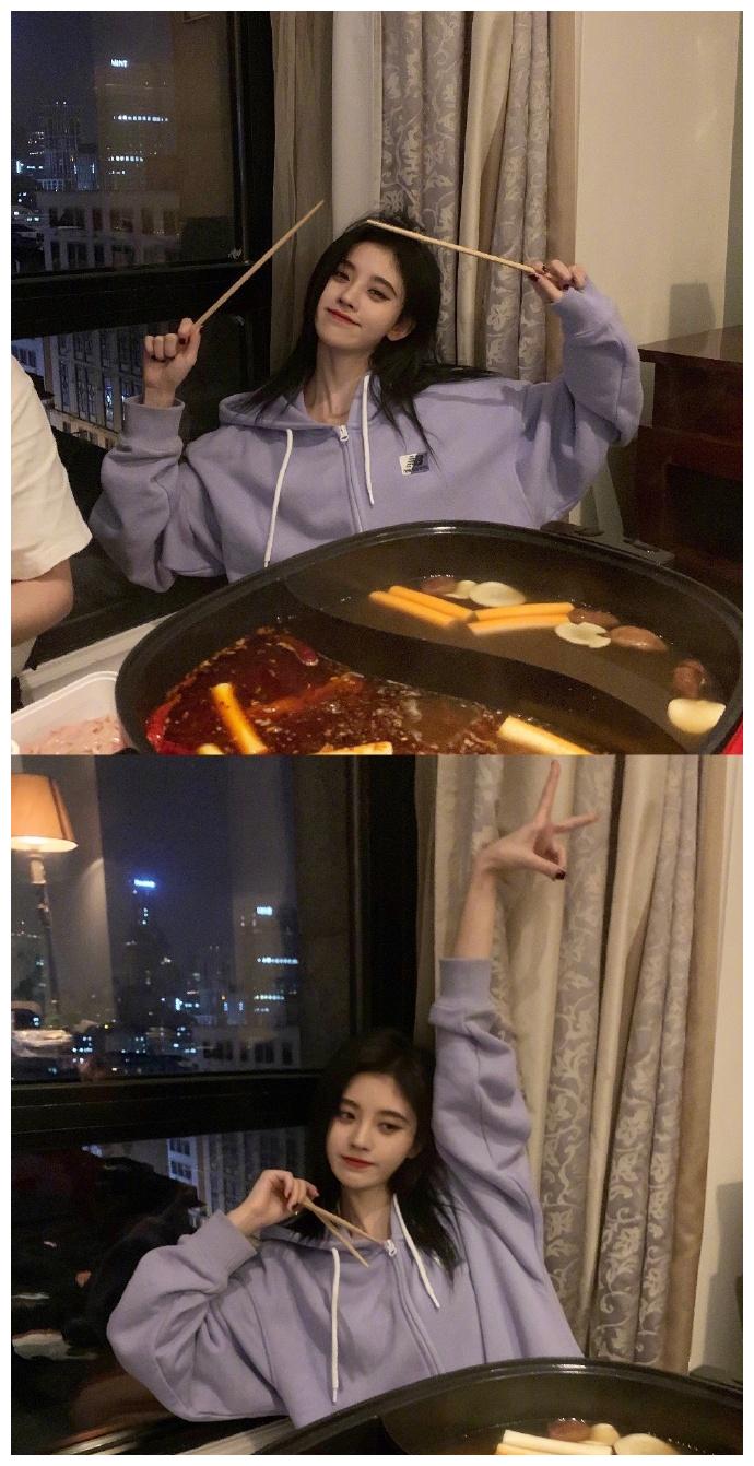 鞠婧祎晒出国庆游玩照,开心吃火锅的四千年大美人,笑容无比灿烂