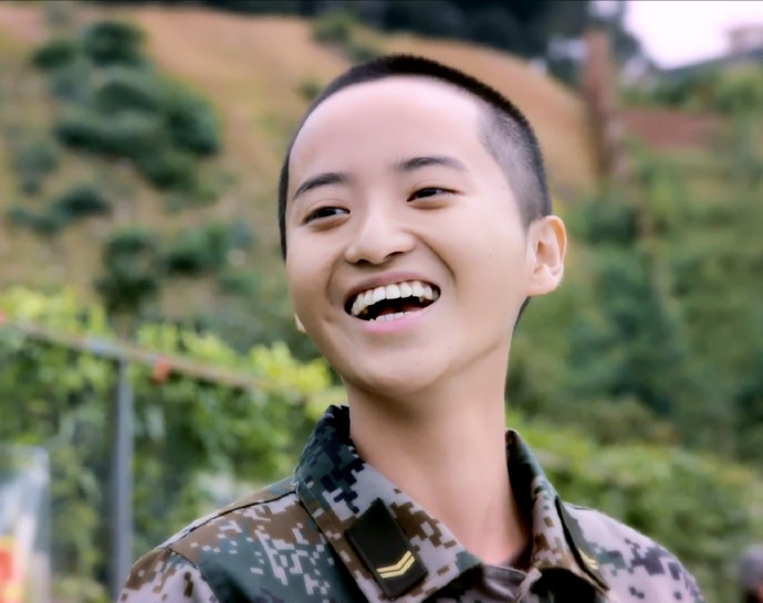 这部剧叫《校园女大兵》,蒋一侨饰演的女主花骄是一位因意外状况退伍